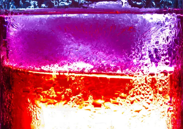 Sodovka červeného sirupu v zamrzlé sklo zblízka — Stock fotografie