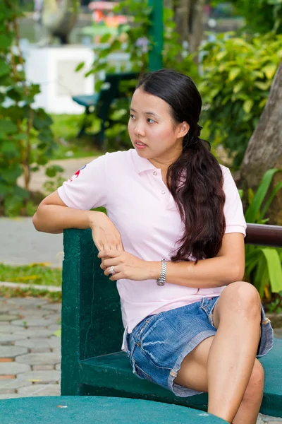 Distracted woman in park — Stock Photo, Image