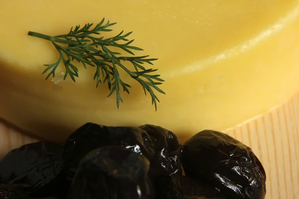 Peynir ve zeytin — Stok fotoğraf