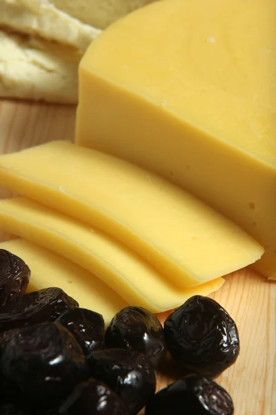 チーズとオリーブ — ストック写真