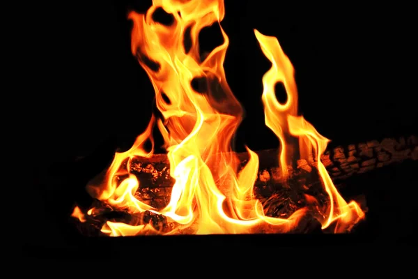 Rote Flamme auf schwarzem Hintergrund — Stockfoto