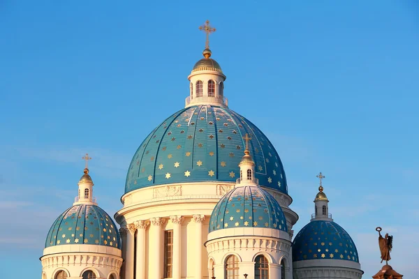 หลังคาของโบสถ์ Orthodoxy ในปีเตอร์สเบิร์ก — ภาพถ่ายสต็อก