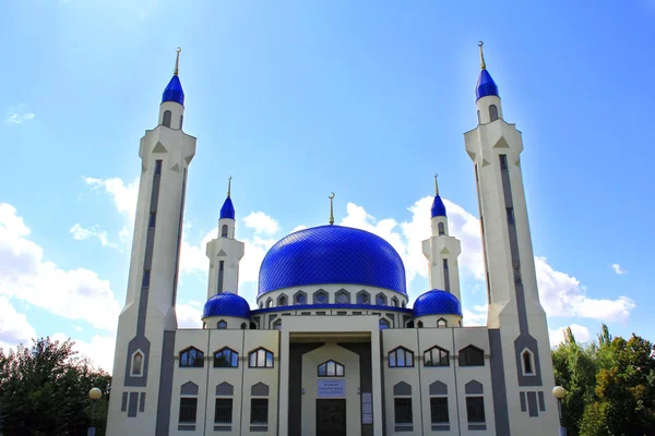 Paisaje con templo islámico del sur de Rusia — Foto de Stock