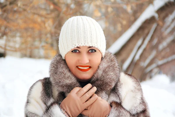 Bella giovane donna in cappotto invernale — Foto Stock