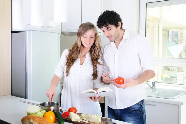 Young couple cooking — Stock Photo, Image