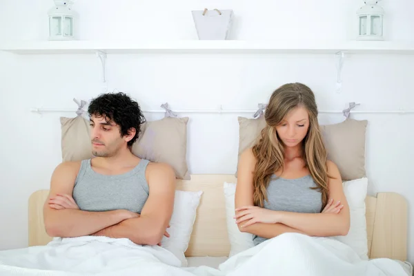 Junges Paar im Bett lizenzfreie Stockbilder