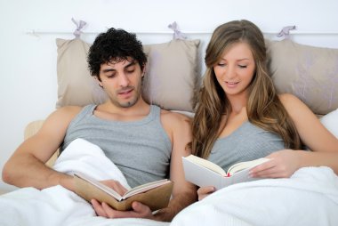 iyi bir kitap ile rahat genç çift yalan