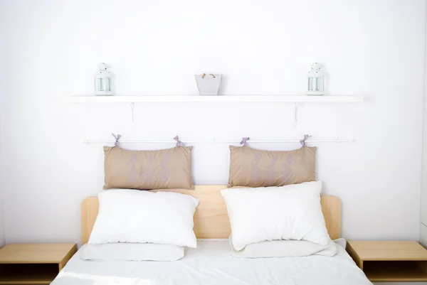 Großes weißes leeres Bett Stockbild