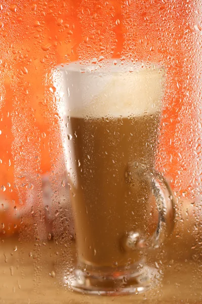 Café latte atrás da janela chuvosa, dof raso em vidro com gota — Fotografia de Stock