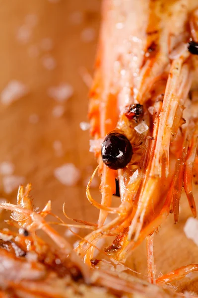 Grilled shrimps prawns with salt flakes on wood, macro — Stock Photo, Image