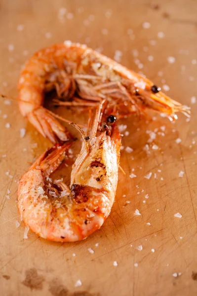 Grilled shrimps prawns with salt flakes on wood — Stock Photo, Image