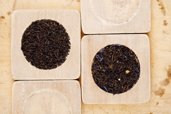Earl Grey und Lady Grey Black lose Teeblätter auf Holz — Stockfoto
