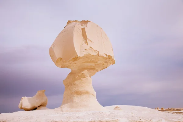 De vorming van kalksteen rotsen kip en paddestoelen in het wit — Stockfoto