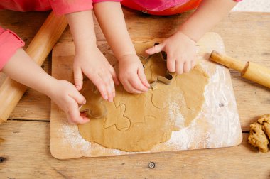 küçük kızlar gingerbread Noel çerezleri, yalnızca el kesme