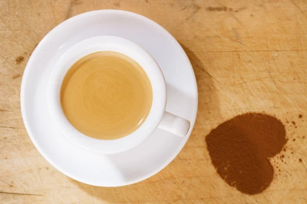 Кофе эспрессо в толстой белой чашке с какао-сердцем — стоковое фото