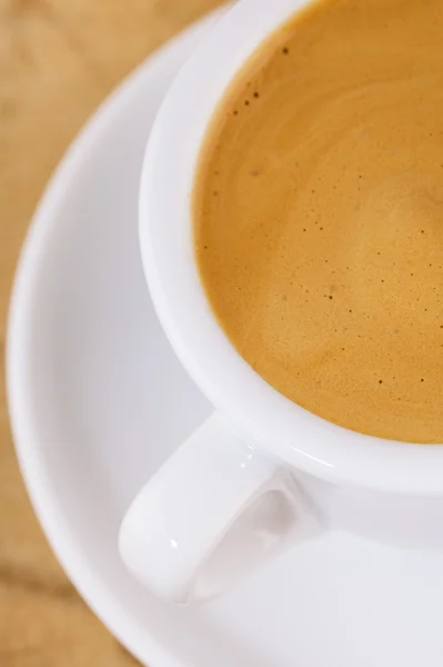 Café expresso em xícara branca grossa, em madeira — Fotografia de Stock