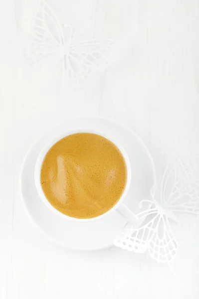 在白色杯子和碟子白色木制表咖啡 — 图库照片