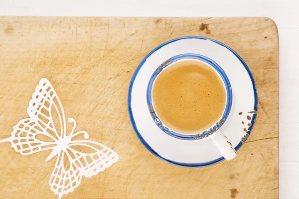 Espresso-Kaffee in dicker weißer Tasse mit Papierschmetterling — Stockfoto