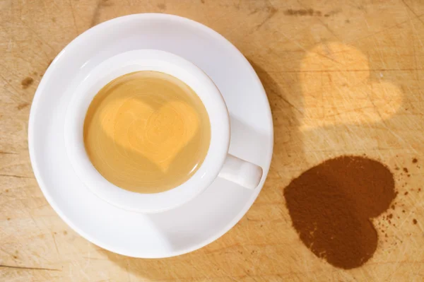 Café expresso dans une tasse blanche épaisse avec coeur de cacao — Photo
