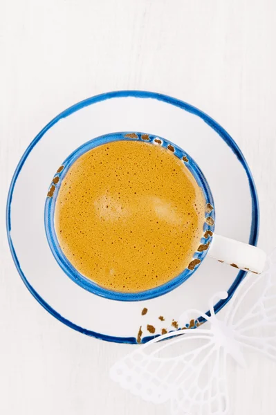 Espresso kávy v modré čalounění bílý šálek a talířek, bílé dřevěné — Stock fotografie