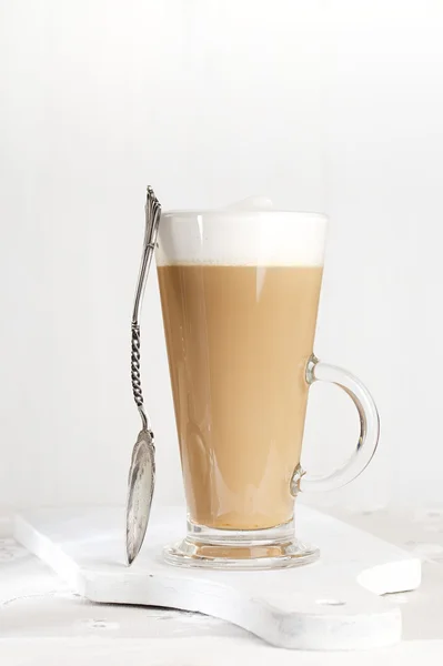 Kaffe latte med skummande mjölk i högt glas — Stockfoto