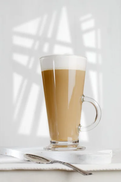 Café con leche espumosa en vaso alto — Foto de Stock