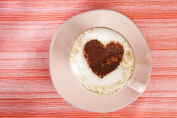 Cappuccino met hart, rood gestreept achtergrond — Stockfoto