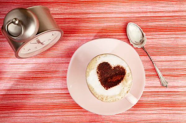 Cappuccino med hjerte, rødt stripete bakgrunn – stockfoto