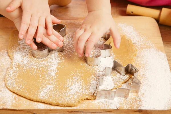 Niñas cortando galletas de jengibre de Navidad, solo manos —  Fotos de Stock