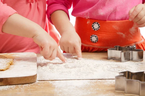 Bambine che cucinano e si divertono, solo le mani — Foto Stock