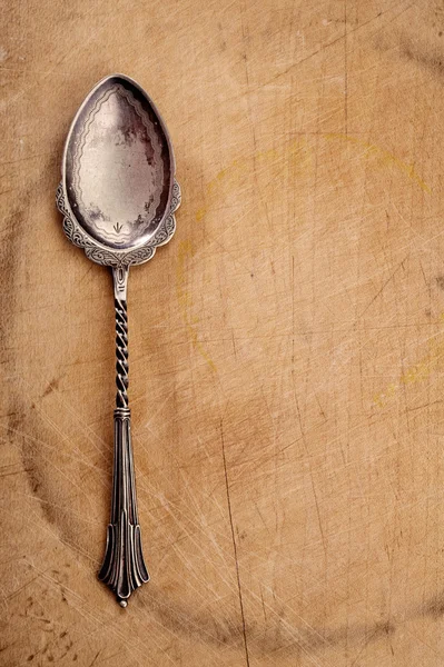 Sendok desset retro pada latar belakang tabel kayu lama — Stok Foto