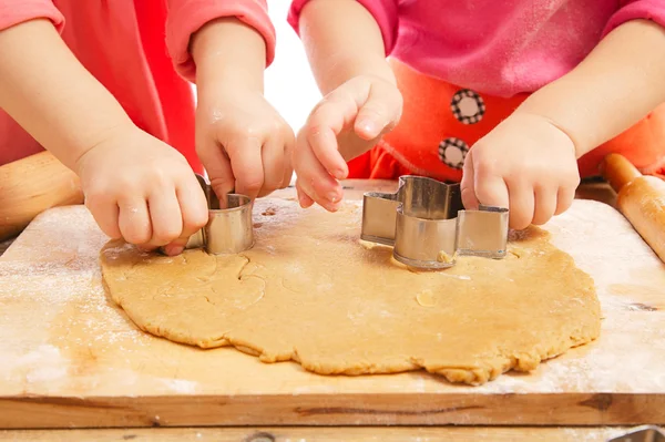 Little girls cutting gingerbread christmas cookies, hands only — Stock Photo, Image