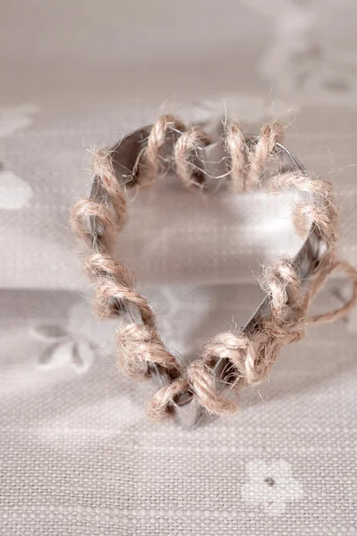 Cortador de galletas de corazón envuelto por cuerda áspera en servilleta de lino —  Fotos de Stock