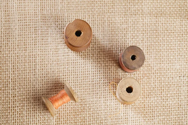Colheres de bobinas velhas reais com bandas de cores na madeira velha — Fotografia de Stock