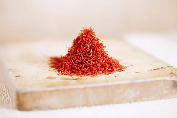 Moroccan saffron treads in pile, on wood — Stock Photo, Image
