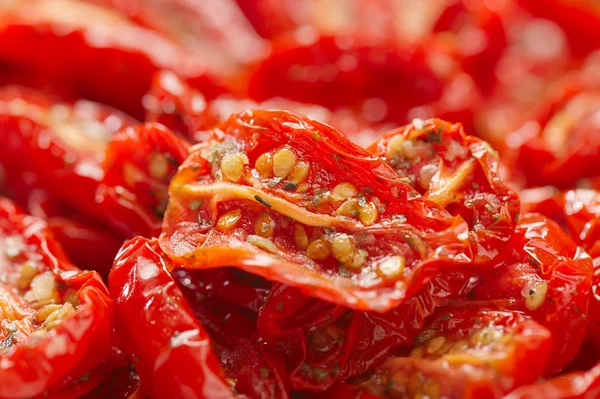 Sun-dried tomatoes with olive oil, background, shallow dof — Stock Photo, Image