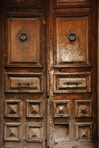 Puertas de madera muy antiguas —  Fotos de Stock