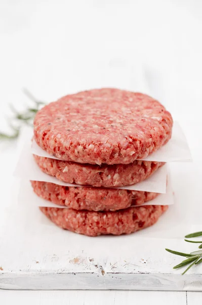 Surowy hamburgery dla hamburgerów, w kupie — Zdjęcie stockowe