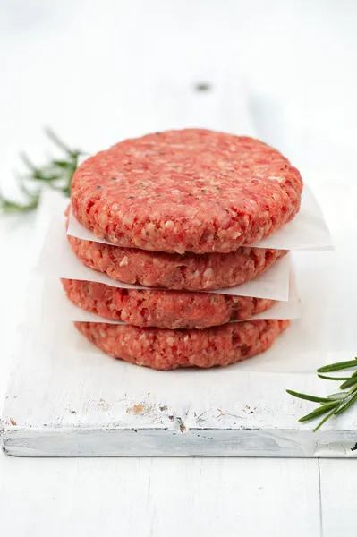 Rohe Burger für Hamburger, in einem Haufen — Stockfoto