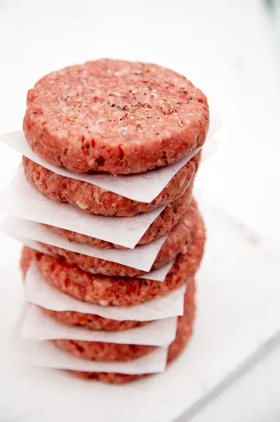 Surowy hamburgery dla hamburgerów, w kupie — Zdjęcie stockowe