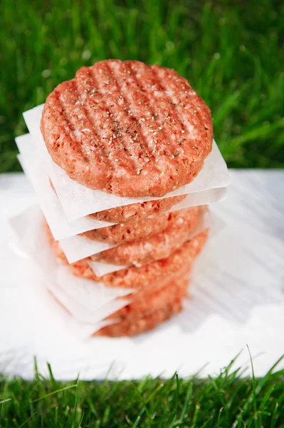 Ruwe hamburgers voor hamburgers, in een stapel — Stockfoto