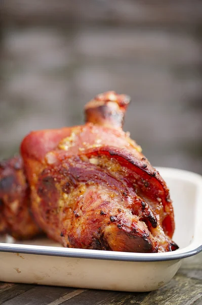 猪肉小腿上釉与蜂蜜和大蒜，烤 — 图库照片
