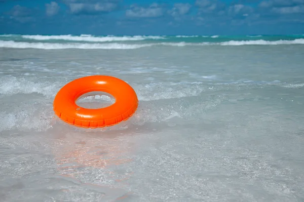 Плавающее кольцо на голубом чистом море — стоковое фото