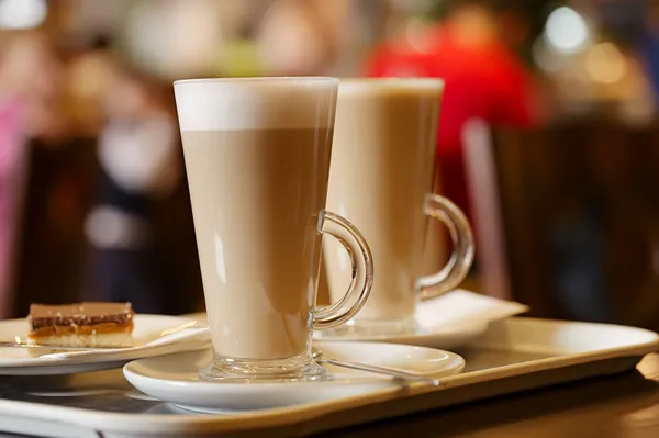 Кофе-латте в двух высоких стаканах — стоковое фото