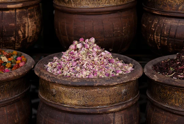 Getrocknete Kräuterblumen (Rose) im Straßenladen von Marrakesch, flacher Dof — Stockfoto