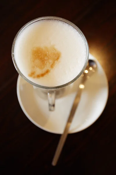 Café latte em vidro alto, vista superior — Fotografia de Stock