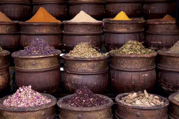 Hierbas secas flores especias en la tienda de Marrakech — Foto de Stock