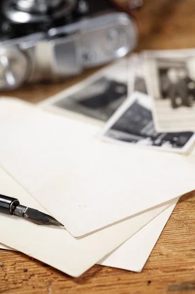 Винтажные чернила и ручка, старые фотографии и фотоаппарат — стоковое фото