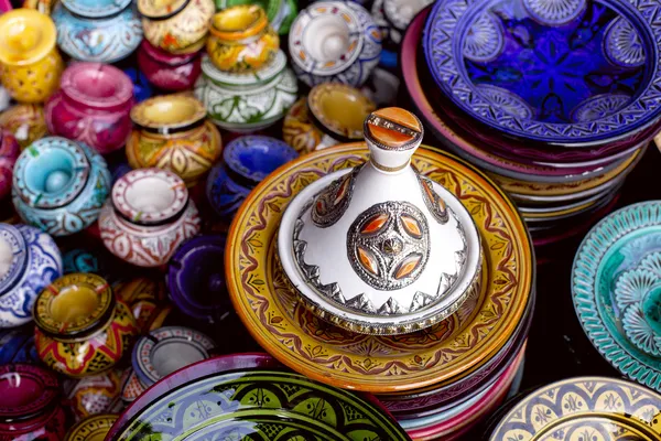 Decorated tagine and traditional morocco souvenirs in medina so — Stock Photo, Image