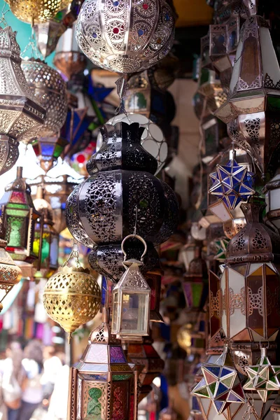 Moroccan glass and metal lanterns lamps in Marrakesh souq — Stock Photo, Image